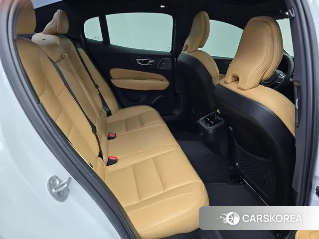 Volvo S60 3rd generation 2023 Белый из Кореи, фото 2