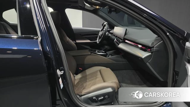 BMW 5 Series (G60) 2024 Синий из Кореи, фото 2