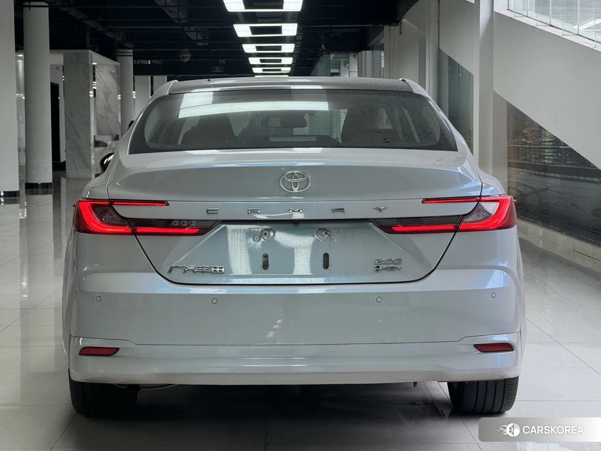 Toyota Camry 2024 Серебристо-серый из Китая, фото 2