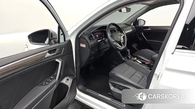 Volkswagen Tiguan Allspace 2023 Белый из Кореи, фото 2