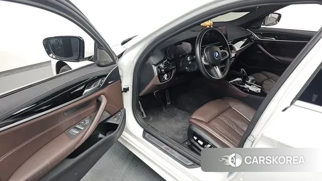 BMW 5 Series (G30) 2022 Белый из Кореи, фото 2