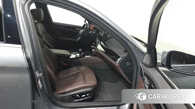 BMW 5 Series (G30) 2023 Серый из Кореи, фото 2