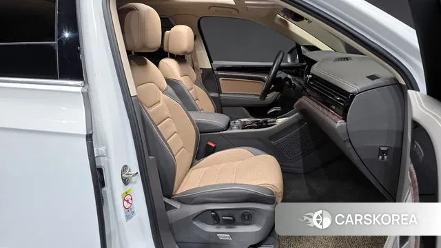 Volkswagen Touareg 3rd generation 2024 Белый из Кореи, фото 2