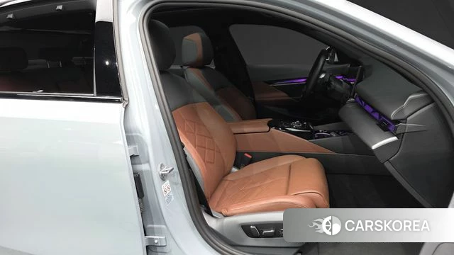 BMW 5 Series (G60) 2024 Светло-серебряный цвет из Кореи, фото 2
