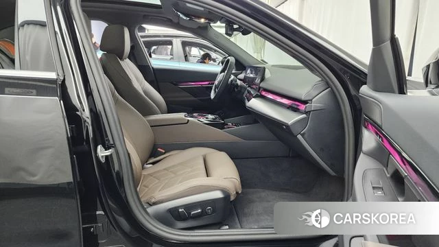 BMW 5 Series (G60) 2025 Черный из Кореи, фото 2