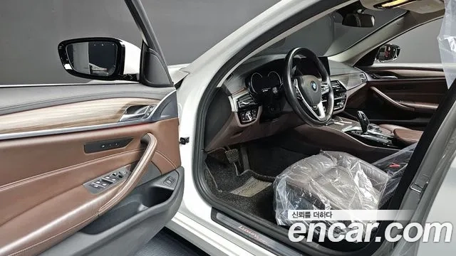 BMW 5 Series (G30) 2018 Белый из Кореи, фото 2