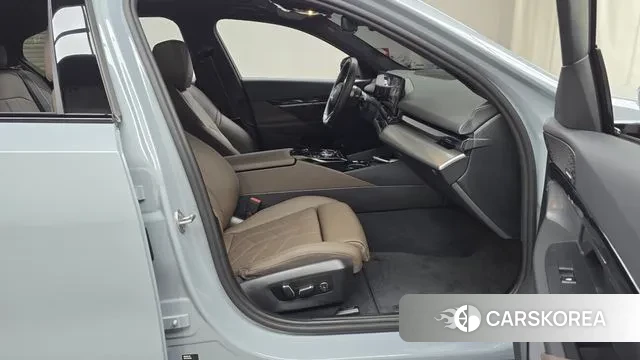 BMW 5 Series (G60) 2024 Серый из Кореи, фото 2