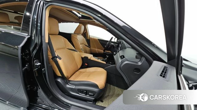 Lexus ES300h 7th generation 2022 Черный из Кореи, фото 2