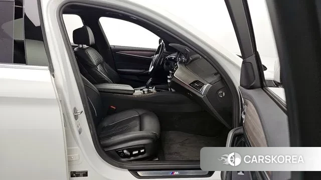 BMW 5 Series (G30) 2018 Белый из Кореи, фото 2