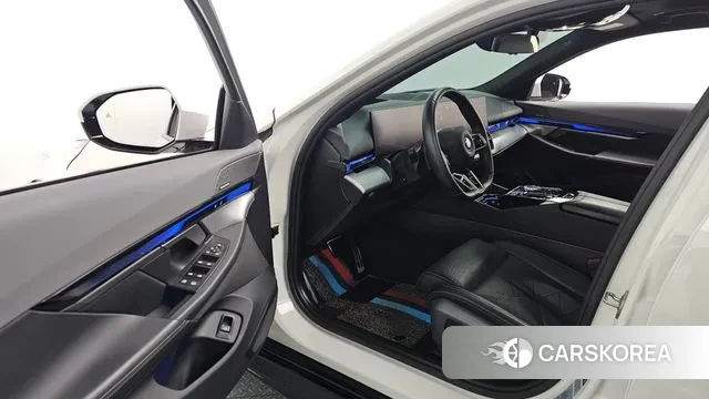 BMW i5 (G60) 2024 Белый из Кореи, фото 2