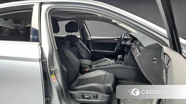 Volkswagen Passat GT (B8) 2021 Серебристо-серый из Кореи, фото 2