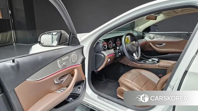 Mercedes-Benz E-Class W213 2018 Белый из Кореи, фото 2