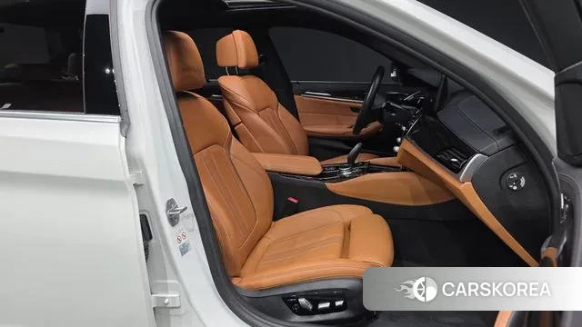 BMW 5 Series (G30) 2022 Белый из Кореи, фото 2