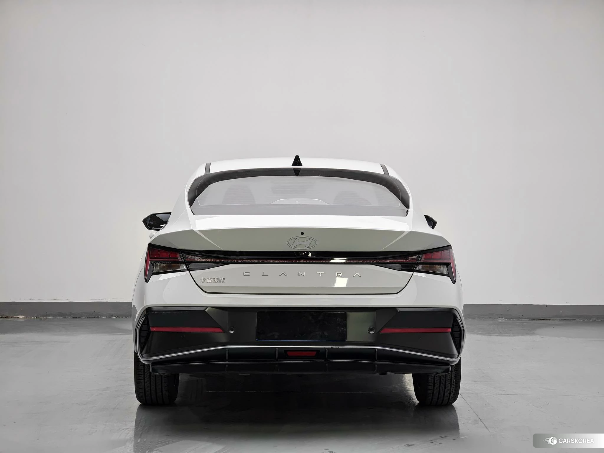 Hyundai Elantra 2023 Белый из Китая, фото 2