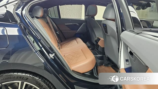 BMW 5 Series (G60) 2024 Черный из Кореи, фото 2