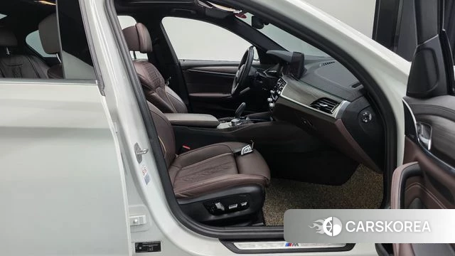 BMW 5 Series (G30) 2021 Белый из Кореи, фото 2