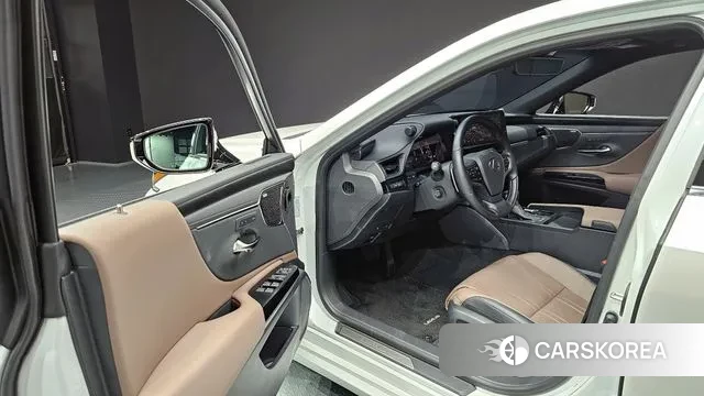 Lexus ES300h 7th generation 2024 Белый из Кореи, фото 2