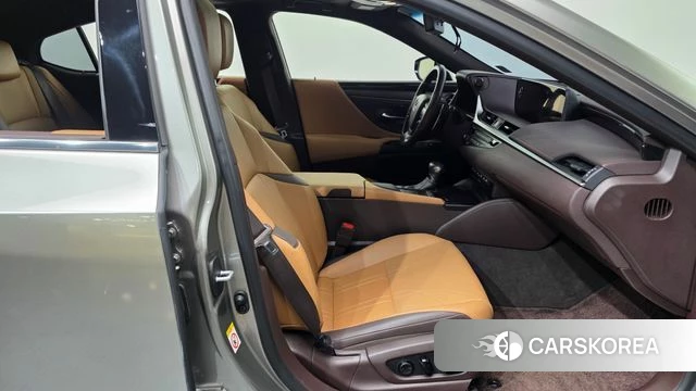 Lexus ES300h 7th generation 2018 Серебристо-серый из Кореи, фото 2