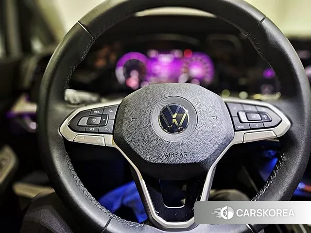 Volkswagen Golf 8th Generation 2023 Белый из Кореи, фото 2