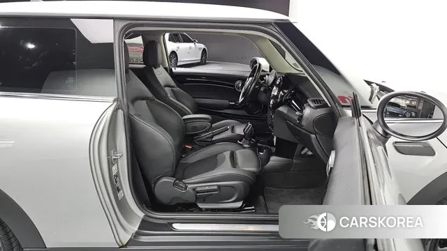 Mini Cooper 2023 Серебряный из Кореи, фото 2