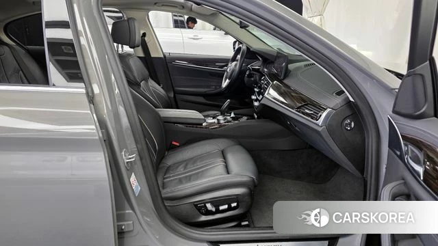 BMW 5 Series (G30) 2021 Серый из Кореи, фото 2