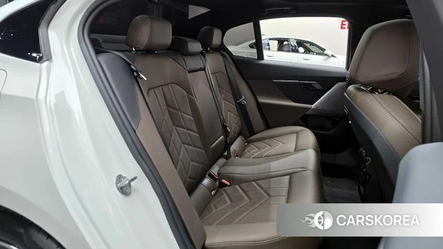 BMW 5 Series (G60) 2023 Белый из Кореи, фото 2