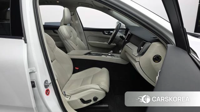 Volvo XC60 second Generation 2022 Белый из Кореи, фото 2