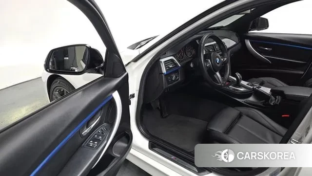 BMW 3 Series (F30) 2018 Белый из Кореи, фото 2