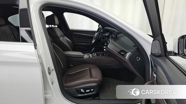 BMW 5 Series (G30) 2020 Белый из Кореи, фото 2