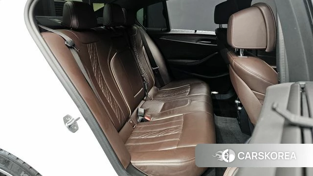 BMW 5 Series (G30) 2019 Белый из Кореи, фото 2