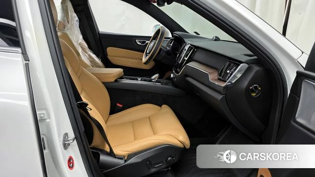 Volvo XC60 second Generation 2022 Белый из Кореи, фото 2