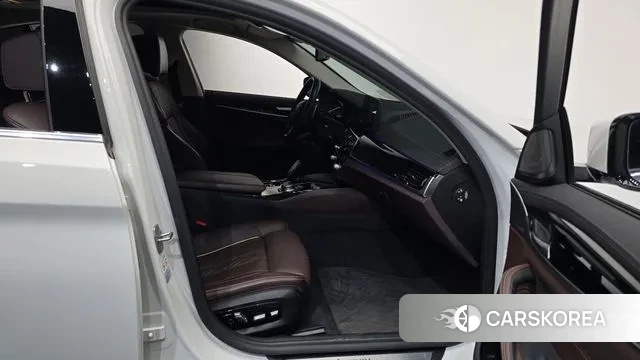 BMW 5 Series (G30) 2021 Белый из Кореи, фото 2