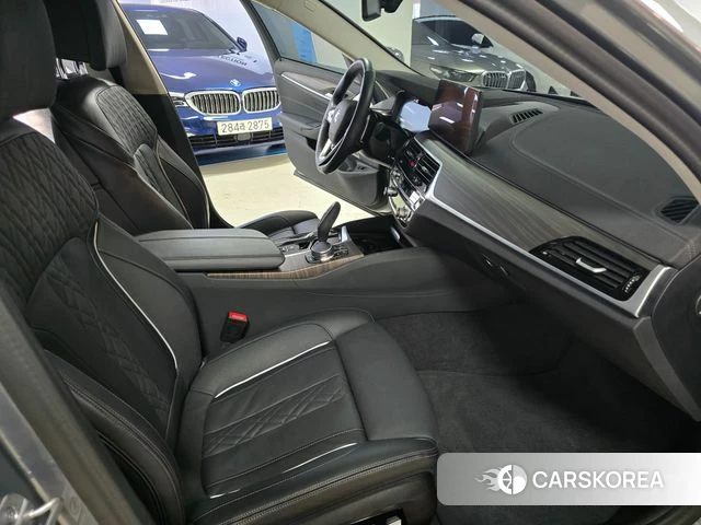 BMW 5 Series (G30) 2023 Серый из Кореи, фото 2
