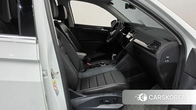 Volkswagen Tiguan second Generation 2022 Белый из Кореи, фото 2