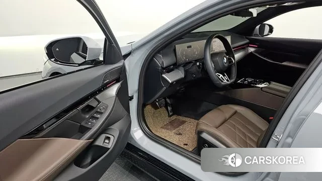 BMW 5 Series (G60) 2024 Светло-серебряный цвет из Кореи, фото 2