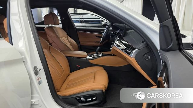 BMW 5 Series (G30) 2021 Белый из Кореи, фото 2