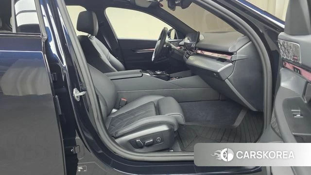 BMW 5 Series (G60) 2025 Черный из Кореи, фото 2