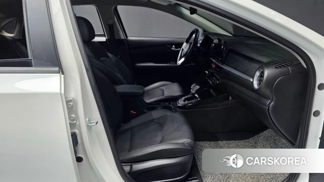 Kia The New K3 2nd generation 2023 Белый из Кореи, фото 2