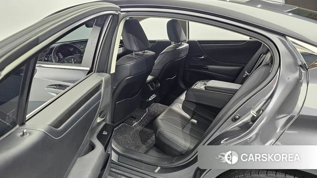 Lexus ES300h 7th generation 2022 Серый из Кореи, фото 2