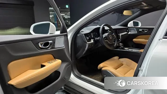 Volvo V60 Cross-Country 2nd Generation 2020 Белый из Кореи, фото 2