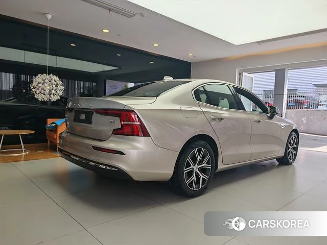 Volvo S60 2025 Шампань из Китая, фото 2