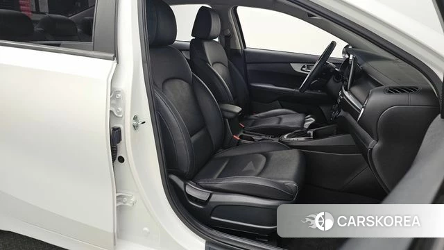 Kia The New K3 2nd generation 2021 Белый из Кореи, фото 2
