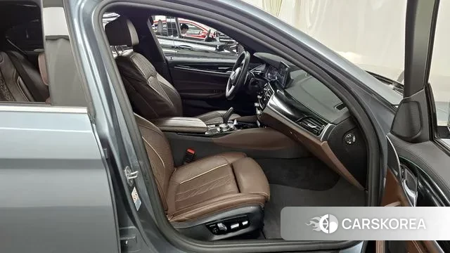 BMW 5 Series (G30) 2018 Серый из Кореи, фото 2