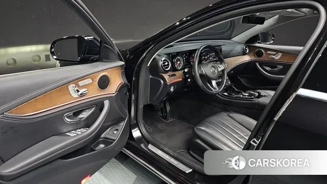 Mercedes-Benz E-Class W213 2018 Черный из Кореи, фото 2
