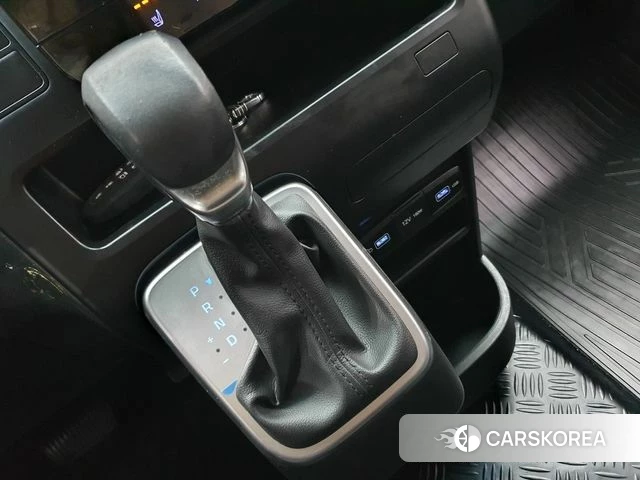 Hyundai Staria 2023 Серебристо-серый из Кореи, фото 2