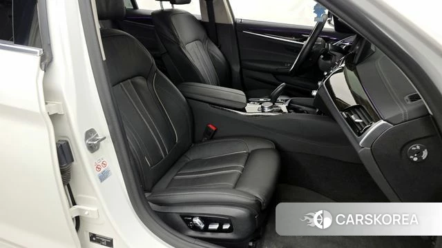 BMW 5 Series (G30) 2021 Белый из Кореи, фото 2