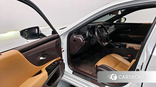 Lexus ES300h 7th generation 2020 Белый из Кореи, фото 2
