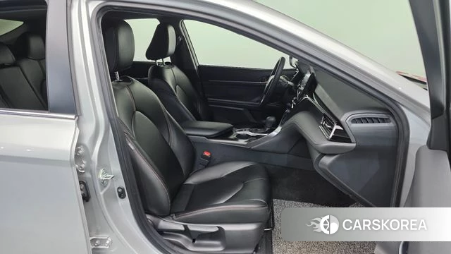 Toyota Camry (XV70) 2022 Серебряный из Кореи, фото 2