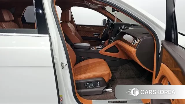 Bentley Bentayga 2022 Белый из Кореи, фото 2