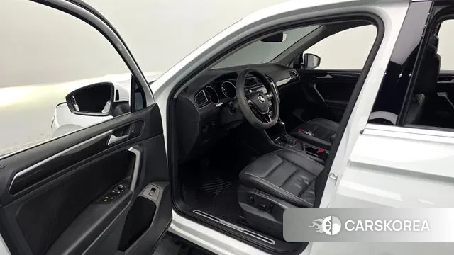 Volkswagen Tiguan second Generation 2020 Белый из Кореи, фото 2